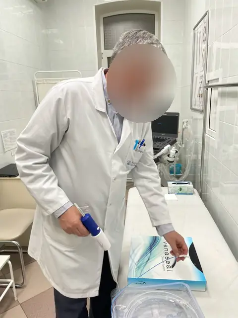 Врачи
