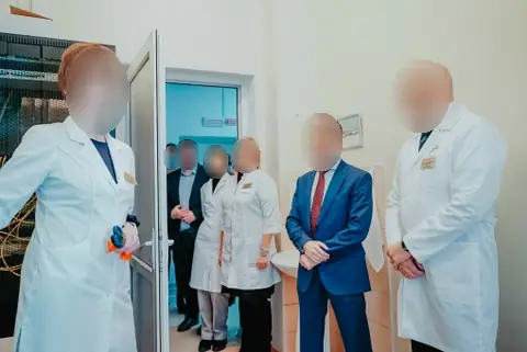 Врачи